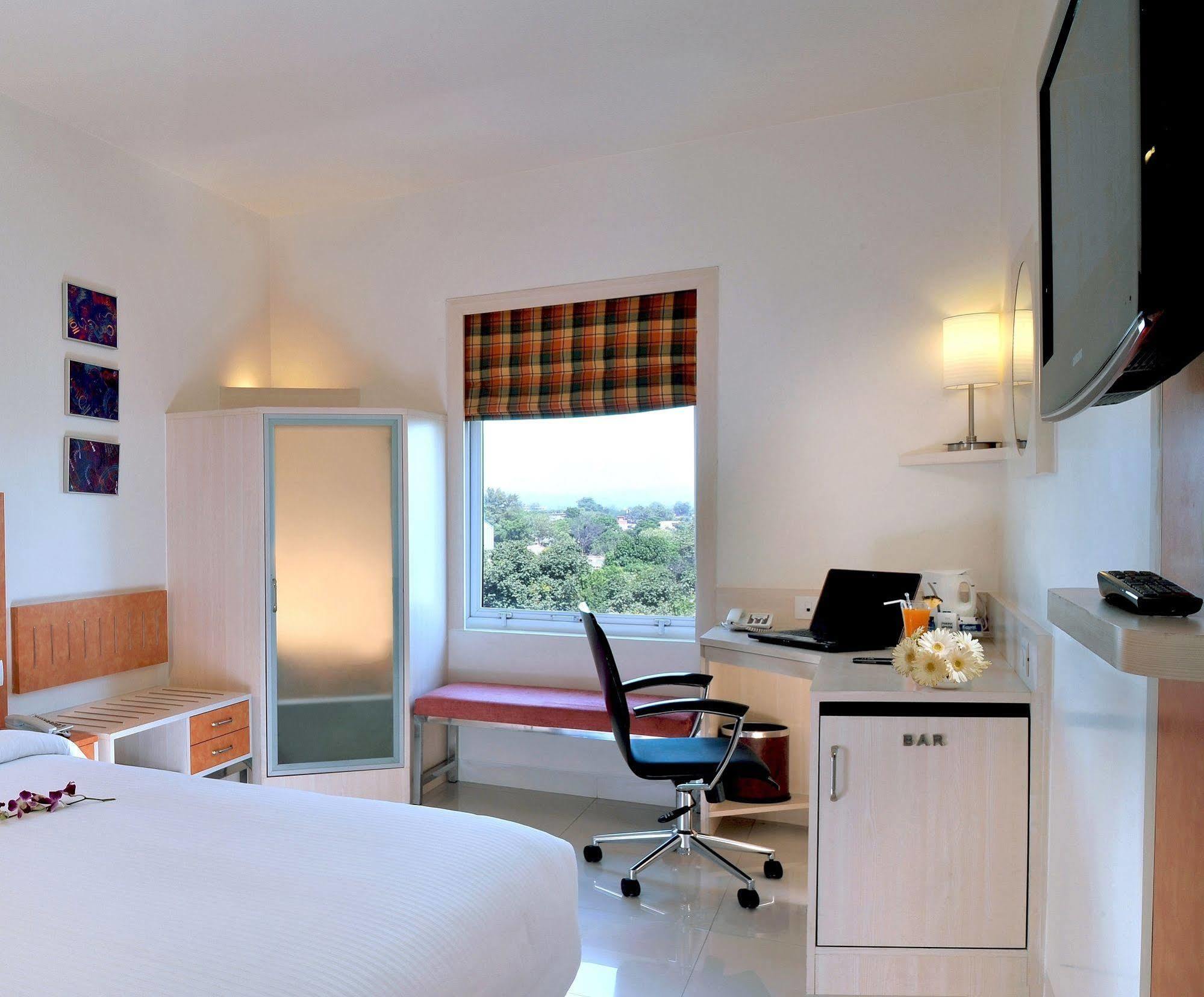 Hometel Chandīgarh Extérieur photo